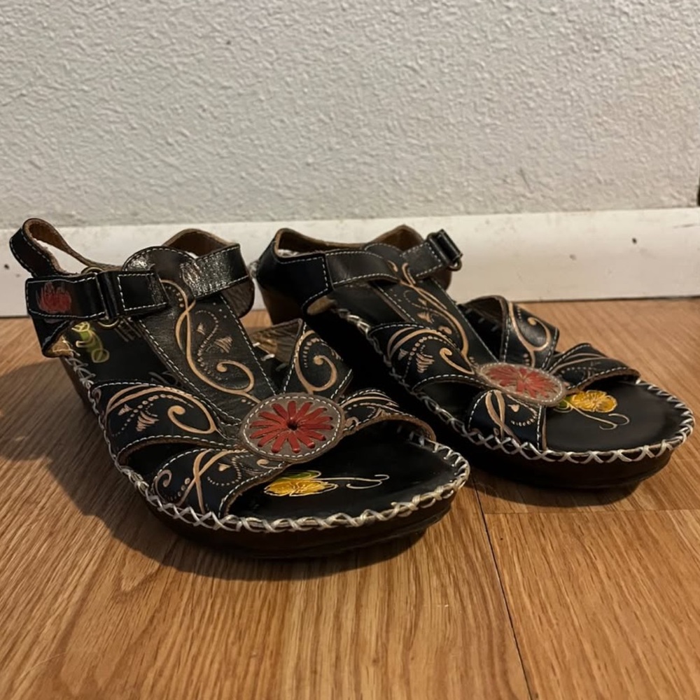 Spring Step Black Sandals with Floral Embroidery